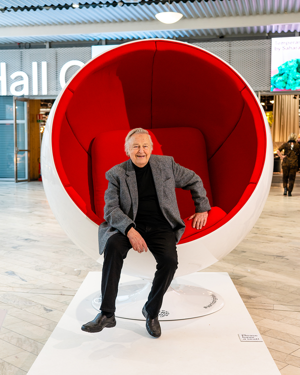 http://www.aarniooriginals.com/cdn/shop/products/AarnioOriginals-Eero-Giant-Ball-Chair_600x.png?v=1698066500